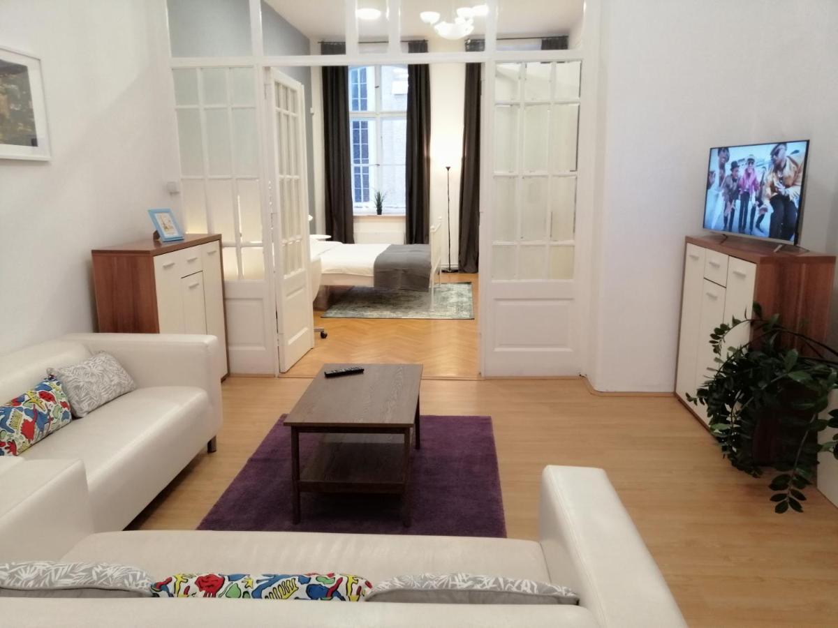 Filinhome Zmaj Jovina Suite Novi Sad Buitenkant foto